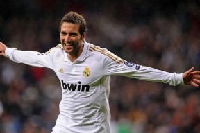 阿根廷主帅梅萨对阵巴西进行角逐，阿根廷梅西和巴萨梅西