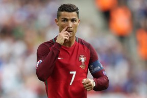 外国足球友谊赛，文化交流新平台，外国足球联赛