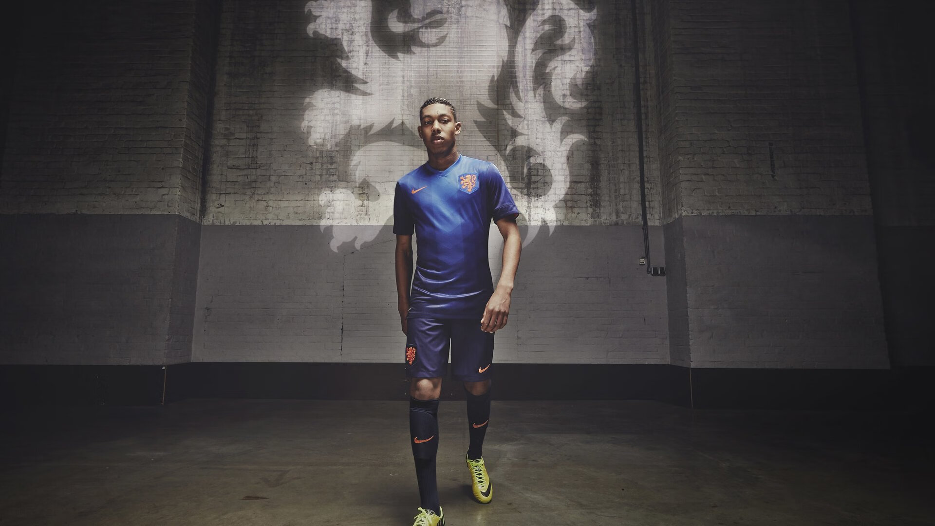 _无人机携手足球：未来场景新体验_，无人机足球天上的前锋